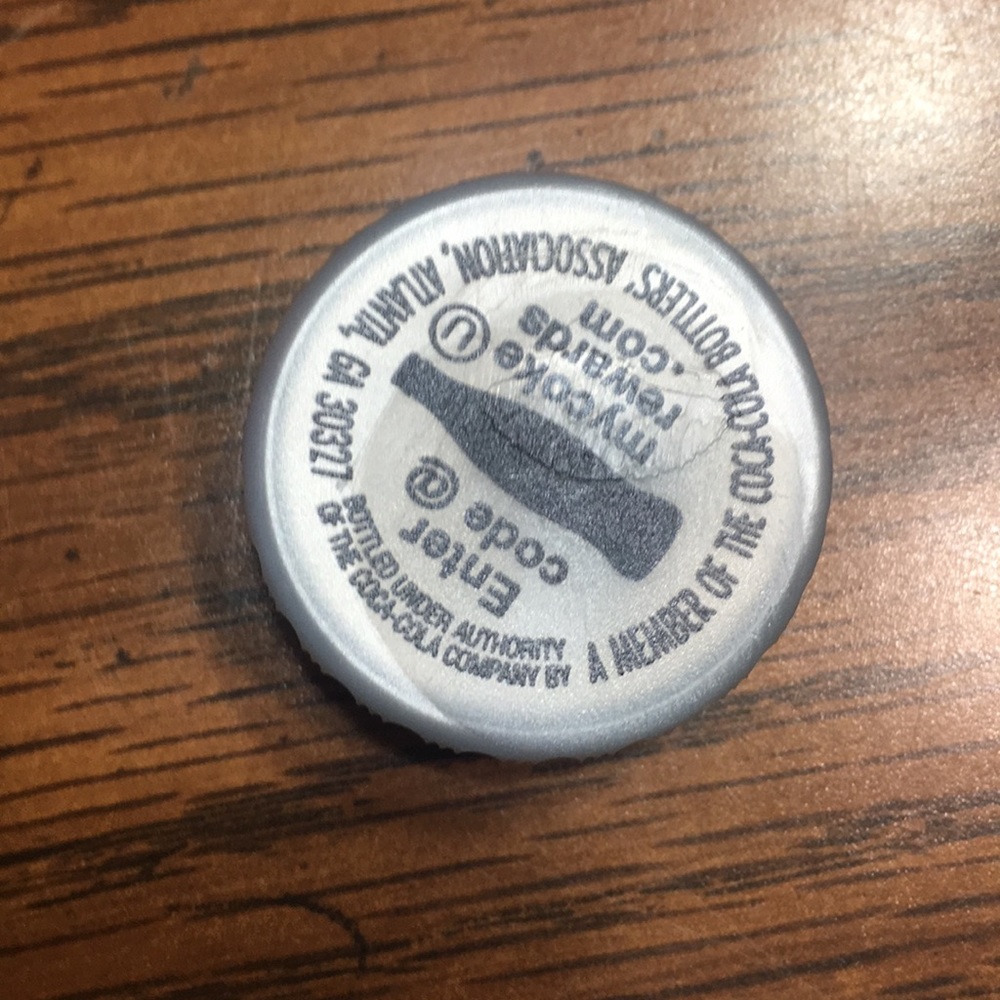 A diet coke bottle top